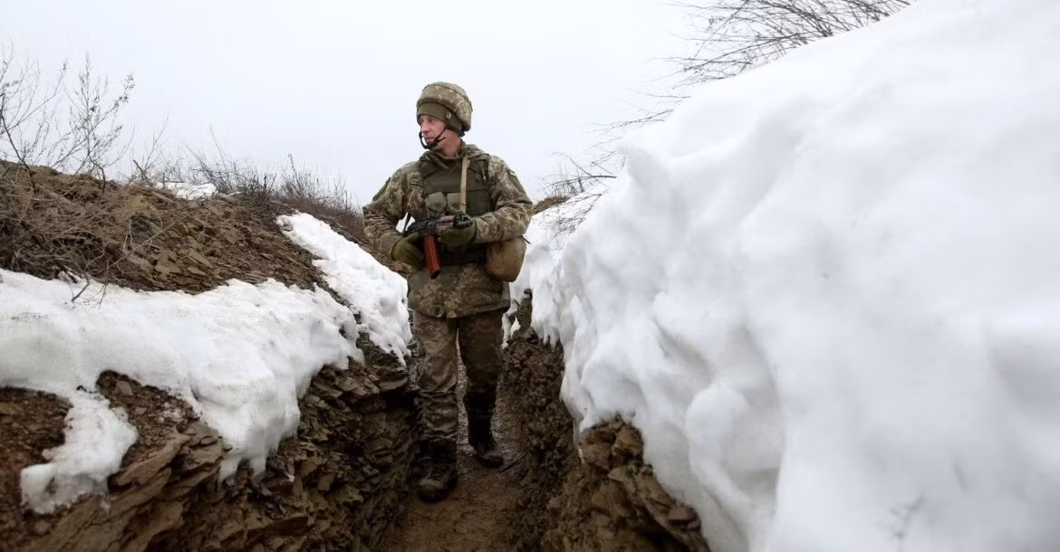 Binh sĩ Ukraine tuần tra trong một con hào ở miền đông đất nước. Ảnh: AFP