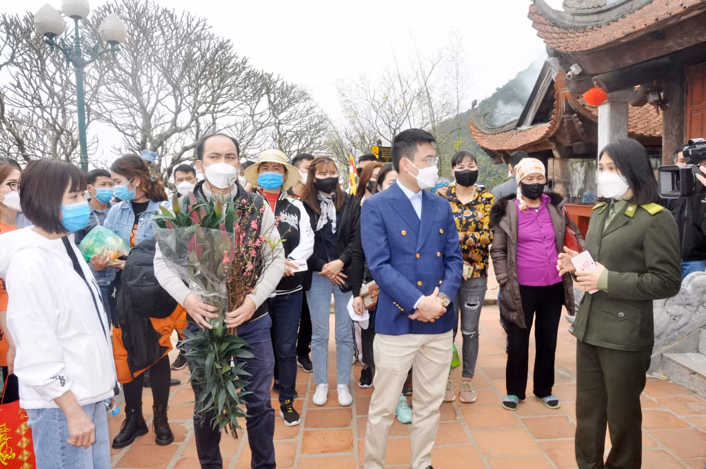 Du khách hành hương nghe giới thiệu về chùa Hoa Yên (Yên Tử), nơi Phật hoàng Trần Nhân Tông từng thuyết pháp năm xưa.