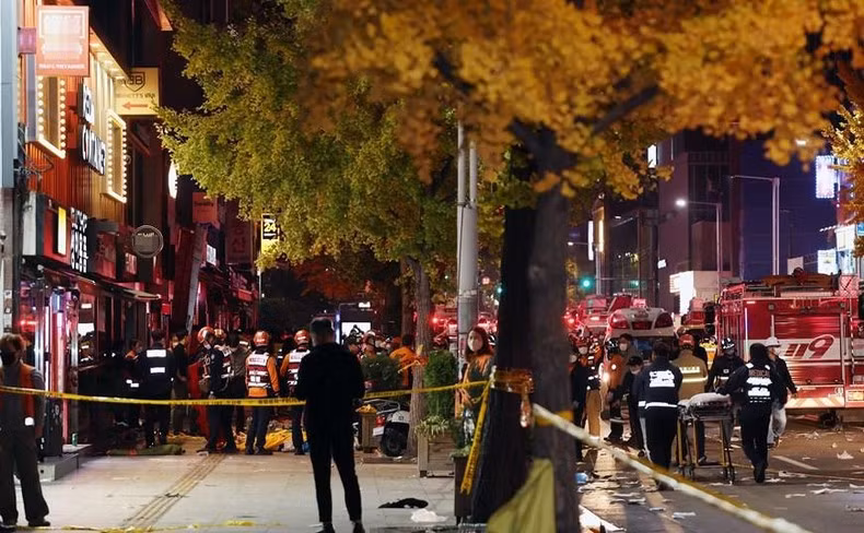 Cảnh sát Hàn Quốc phong tỏa hiện trường vụ giẫm đạp trong lễ Halloween ở Itaewon, Seoul, ngày 30/10/2022.