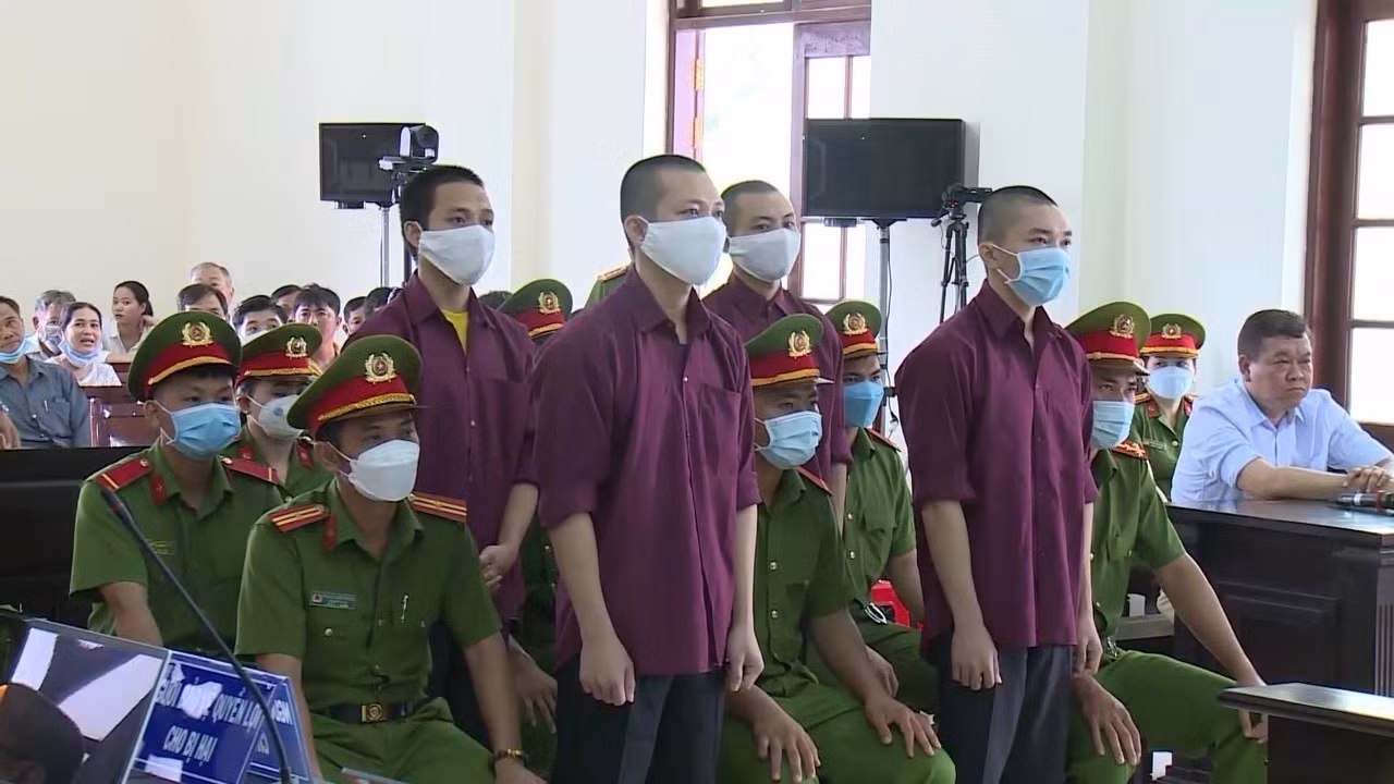 Các bị cáo tại phiên tòa xét xử sơ thẩm vụ án liên quan đến Tịnh thất Bồng Lai vào tháng 7.2022. Ảnh: An Long