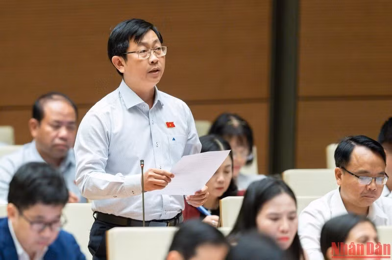 Đại biểu Nguyễn Hữu Thông (đoàn Bình Thuận) đề nghị cần mạnh tay xử lý các dự án treo, chậm tiến độ gây lãng phí nguồn lực đất đai. Ảnh: DUY LINH