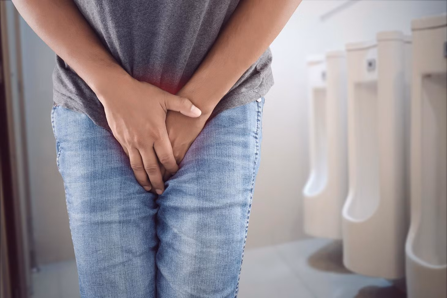 Mất kiểm soát đường ruột ruột và rối loạn bàng quang có thể là dấu hiệu của thoát vị đĩa đệm. Ảnh: Steinberg urology.