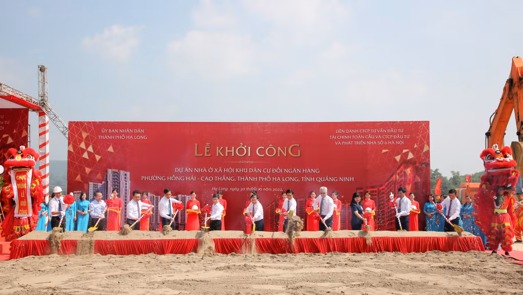 Các đại biểu thực hiện nghi thức khởi công Dự án Khu nhà ở xã hội Khu dân cư đồi Ngân hàng.