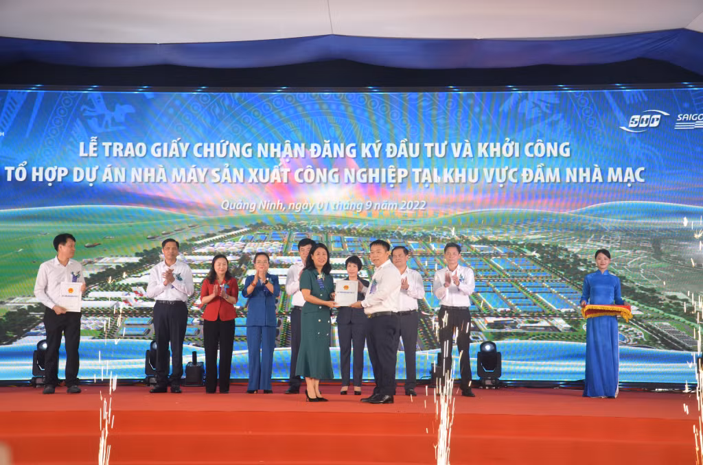 Lãnh đạo Ban Quản lý Khu kinh tế trao giấy chứng nhận đầu tư cho dự án nhà máy điện tử Quảng Yên.