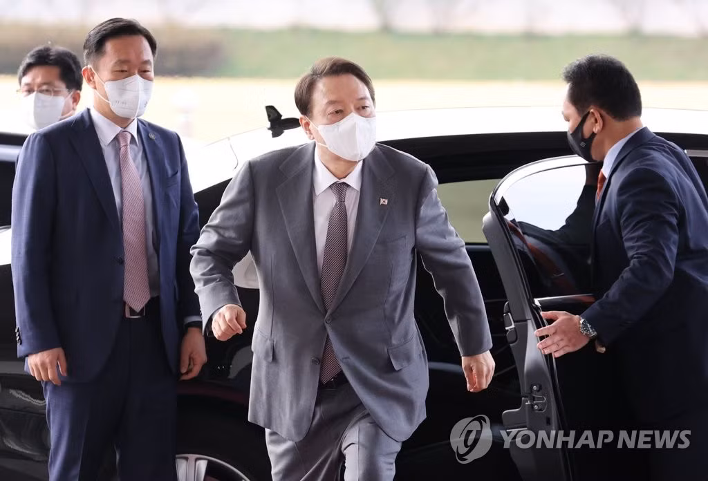 Tổng thống Hàn Quốc Yoon Suk-yeol (giữa) đến văn phòng ngày 14/10. Ảnh: Yonhap