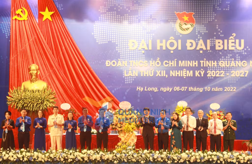 Lãnh đạo tỉnh tặng hoa chúc mừng Đại hội (10-2022). Ảnh: Thu Chung