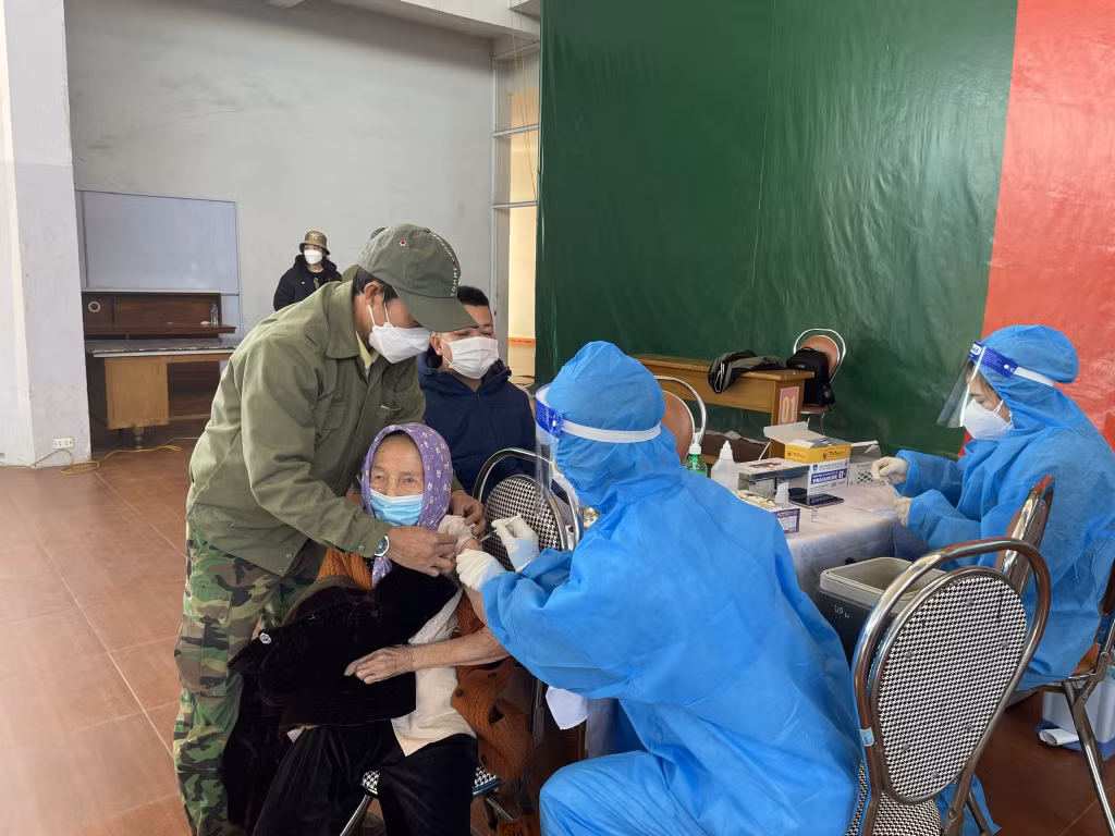 Nhân viên y tế TP Uông Bí tiêm vắc-xin phòng Covid-19 cho người dân.