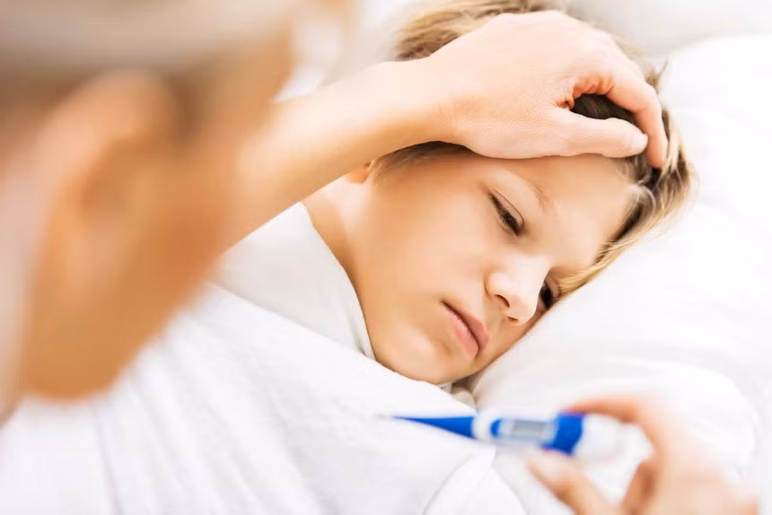 Sốt cao là một trong những triệu chứng khi trẻ bị viêm họng do liên cầu khuẩn. Ảnh: Medicalwesthospital.