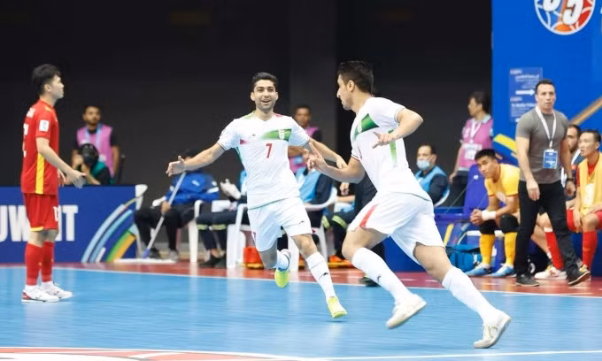 Cầu thủ Iran mừng bàn, trong trận thắng đưa họ vào bán kết futsal châu Á lần thứ 16 trong 16 kỳ đã tổ chức.