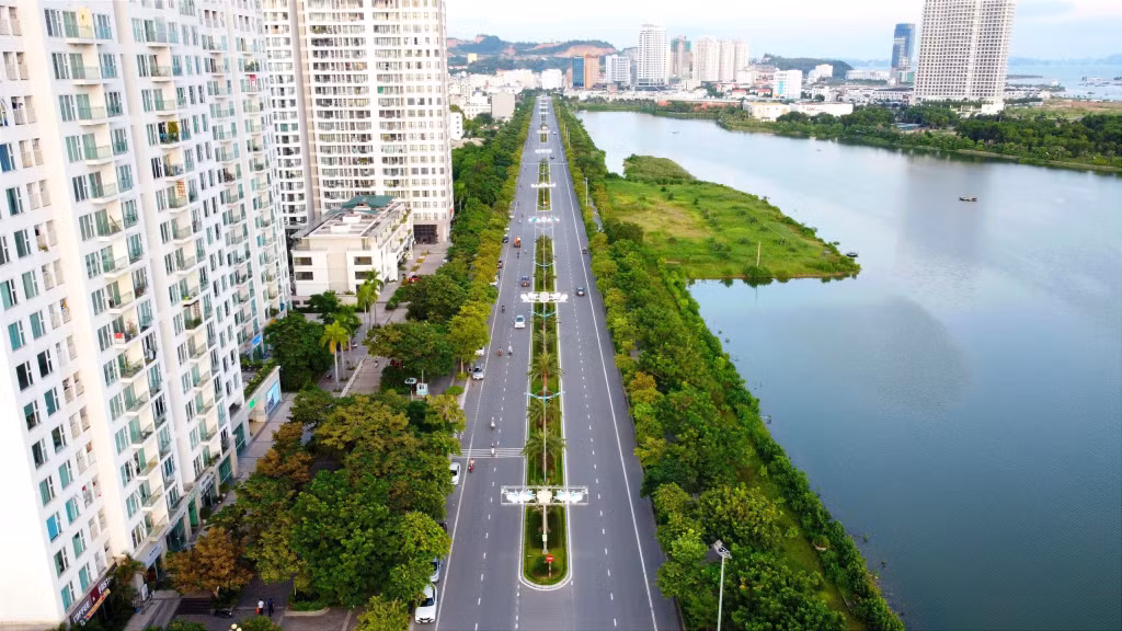 Đường Hoàng Quốc Việt nằm trong số các con đường đẹp nhất ở Quảng Ninh. Ảnh Zing.vn
