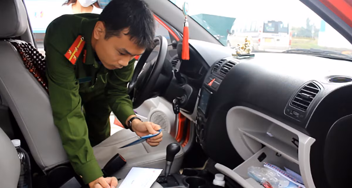 Lực lượng chức năng tiến hành khám xét chỗ ở và phương tiện mà Giang sử dụng - Ảnh Công an Nghệ An