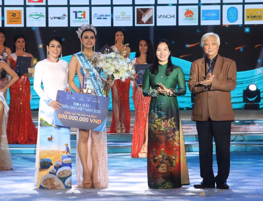 Đại diện Ban Tổ chức, Ban Giám khảo cuộc thi và lãnh đạo tỉnh Quảng Ninh trao vương miện và giải thưởng cho Hoa hậu Biển đảo Việt Nam 2022 Đinh Như Phương.