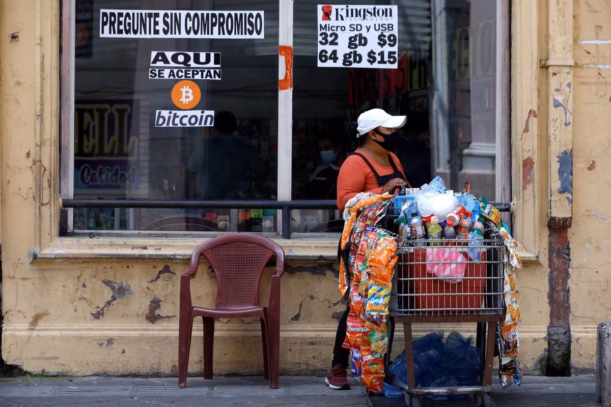 Chính phủ El Salvador rót hàng triệu USD vào kế hoạch Bitcoin trong khi gánh nợ trái phiếu khổng lồ. Ảnh: CNBC.