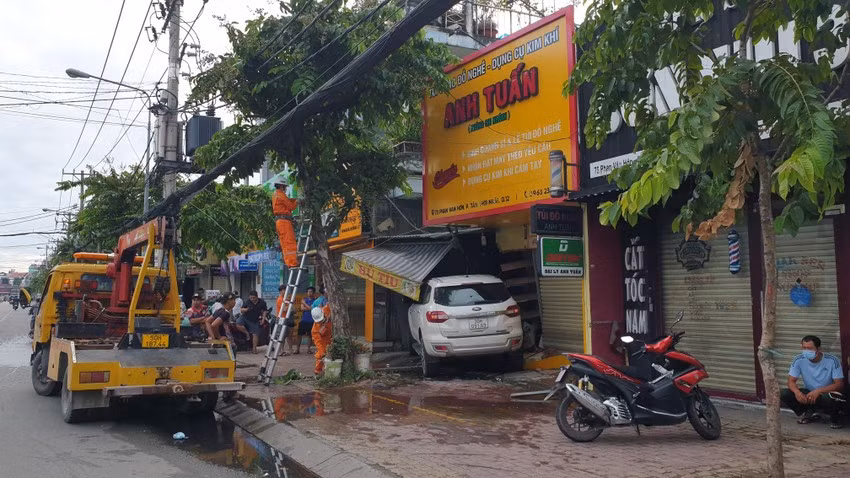 May mắn vụ việc không khiến người đi đường nào bị thương. Ảnh: NT