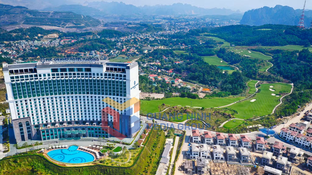 Khu nghỉ dưỡng FLC Luxury Hạ Long là tổ hợp nghỉ dưỡng 5 sao bao gồm sân golf, biệt thự, khách sạn và tiện ích đỉnh cao (9-2022). Ảnh: Hùng Sơn