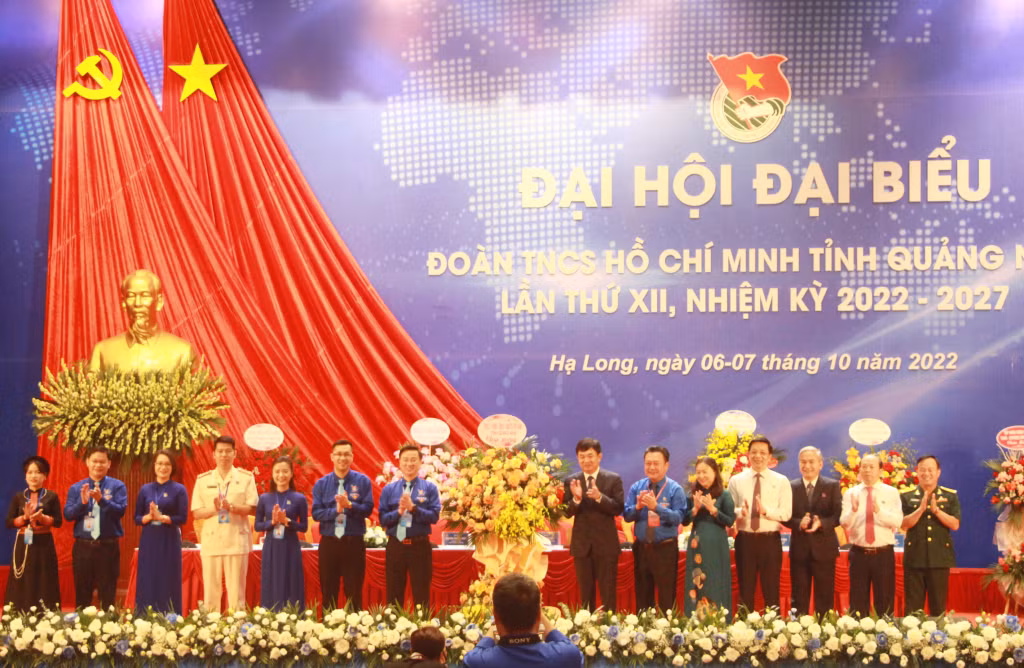 Lãnh đạo tỉnh tặng hoa chúc mừng Đại hội.