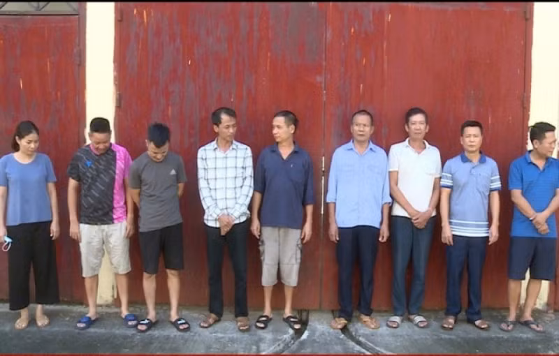 Các đối tượng tổ chức đánh bạc và đánh bạc tại thời điểm bị bắt giữ.