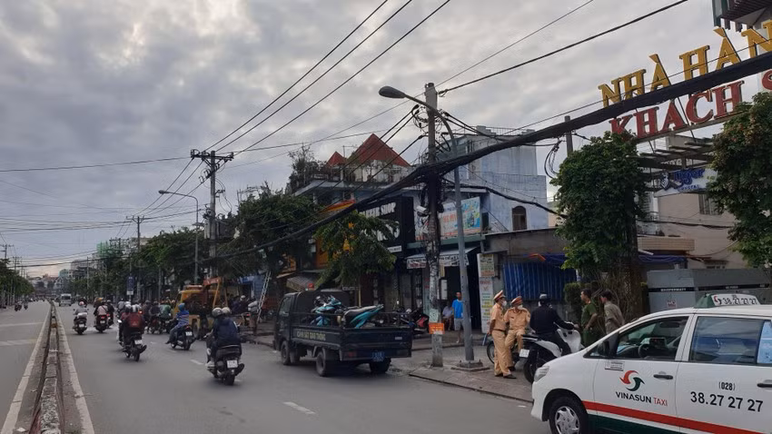 Cảnh sát giao thông có mặt xử lý hiện trường. Ảnh: NT