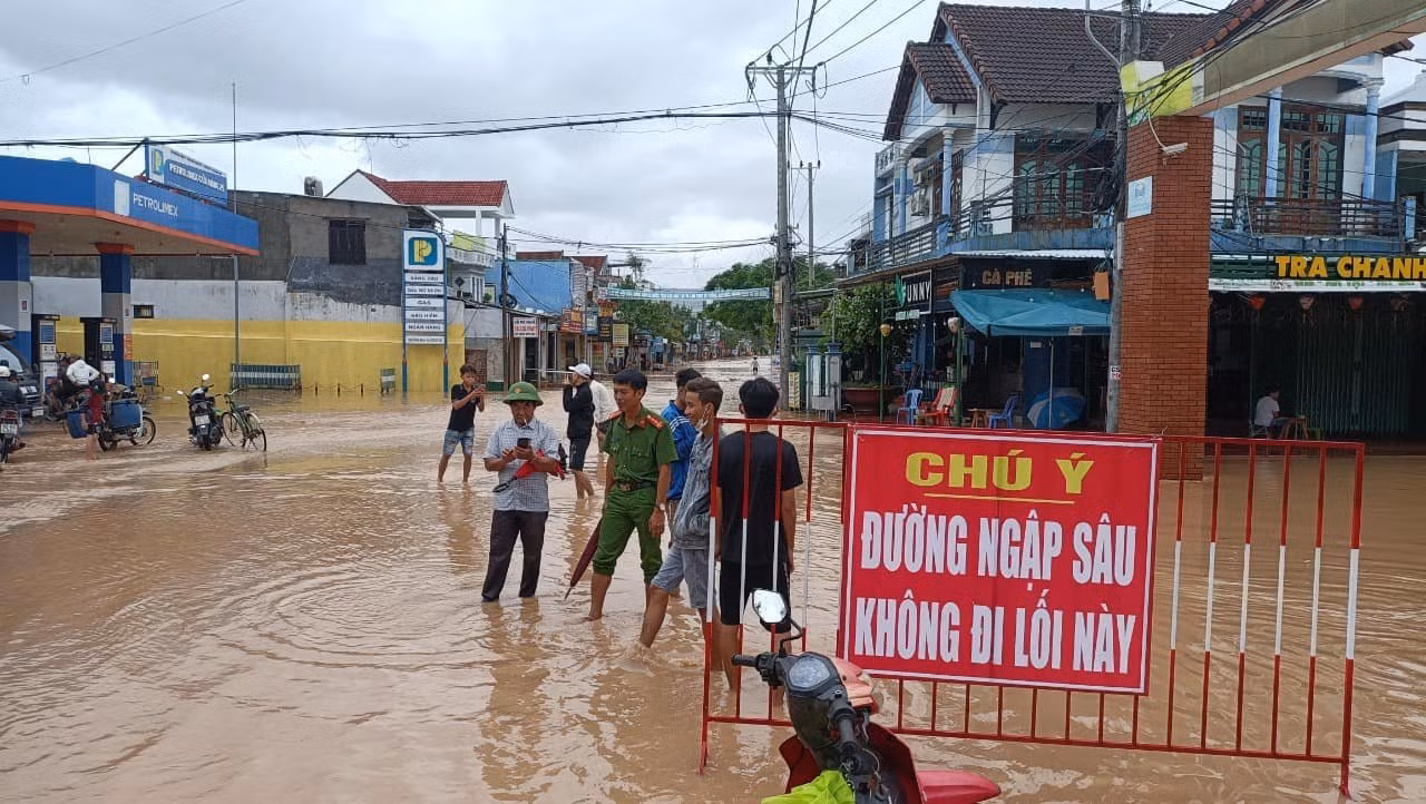 Lực lượng chức năng đăng biển cấm người qua lại. Ảnh: Đ.C.