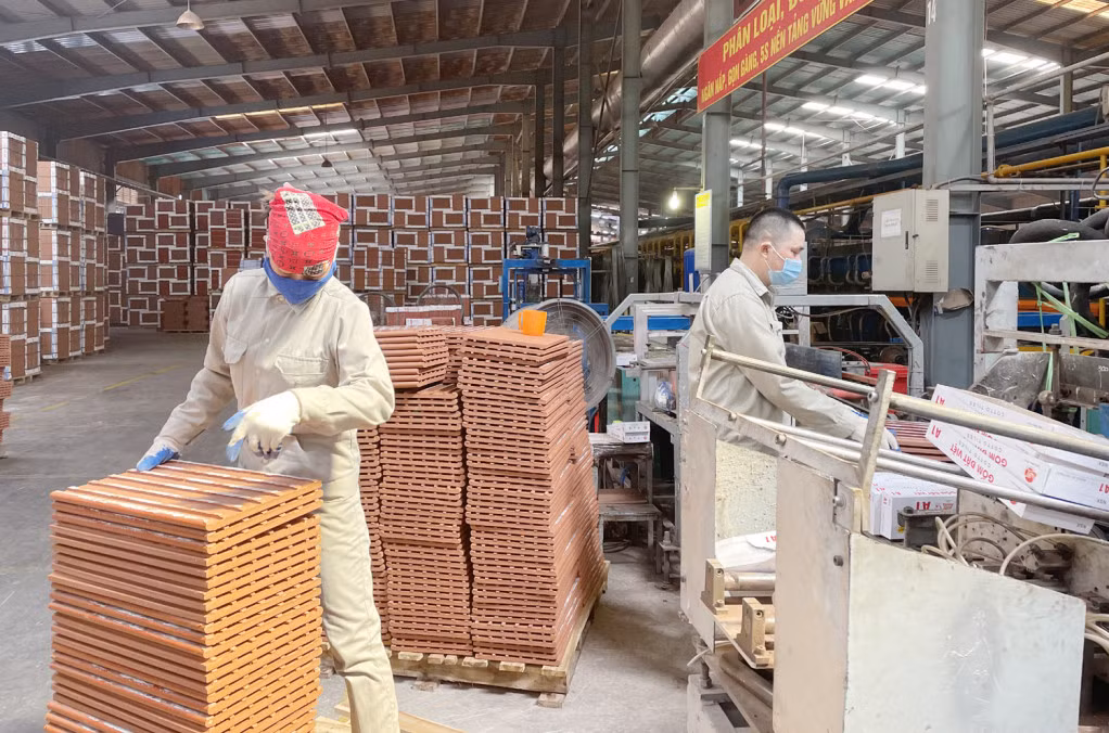 Sản xuất gạch, ngói tại Công ty CP Gạch ngói Đất Việt. Ảnh: Thu Trang