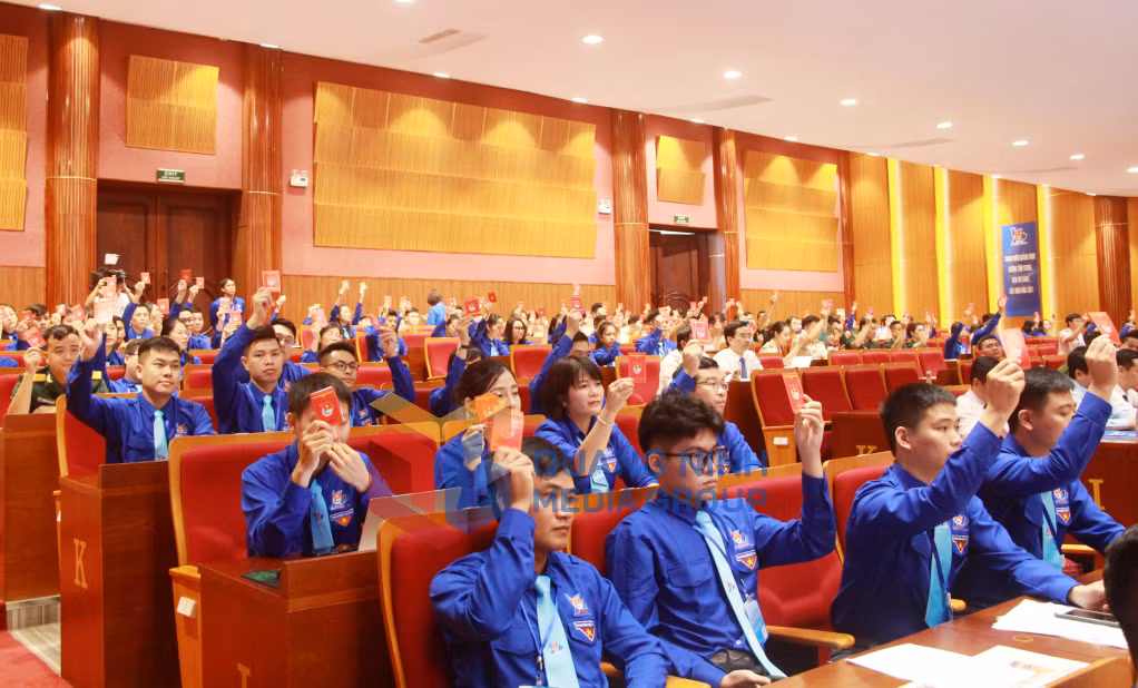 Các đại biểu biểu quyết thông qua Nghị quyết Đại hội (10-2022). Ảnh: Thu Chung