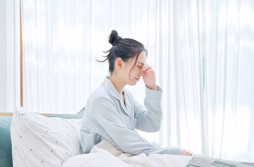 Yếu tố môi trường có thể làm tăng khả năng tập trung thị giác và làm chậm tốc độ chớp mắt, khiến mắt bị khô. Ảnh: Stoneycreekeyecare.