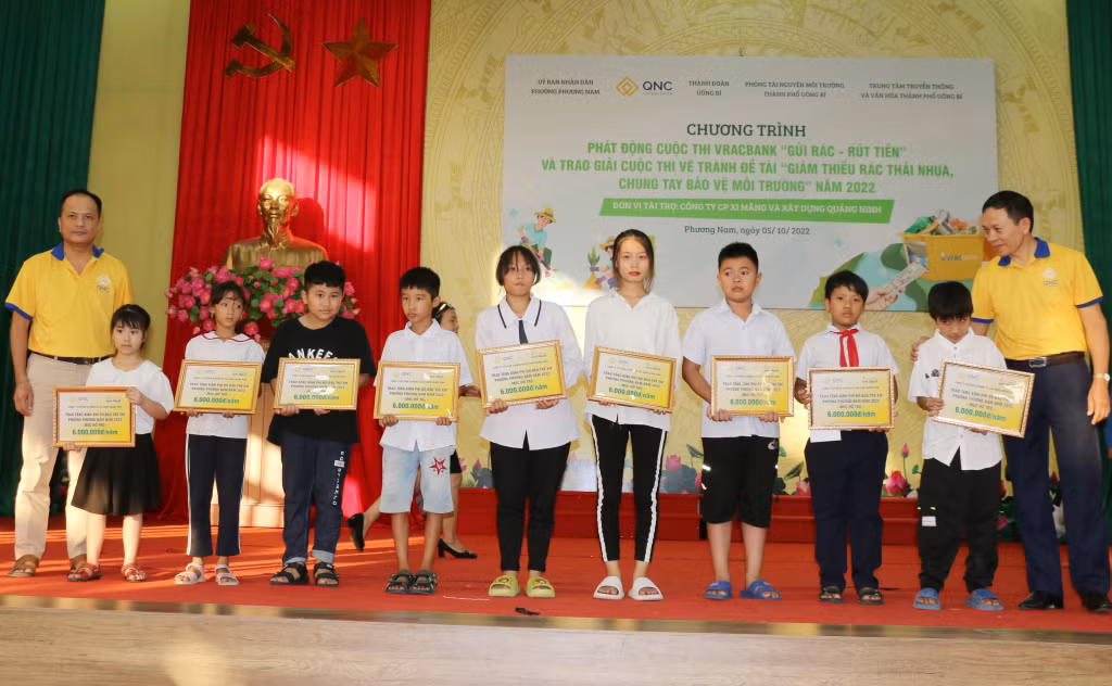 Lãnh đạo Công ty CP Xi măng và Xây dựng Quảng Ninh trao kinh phí đỡ đầu cho 9 em có hoàn cảnh khó khăn trên địa bàn phường Phương Nam.