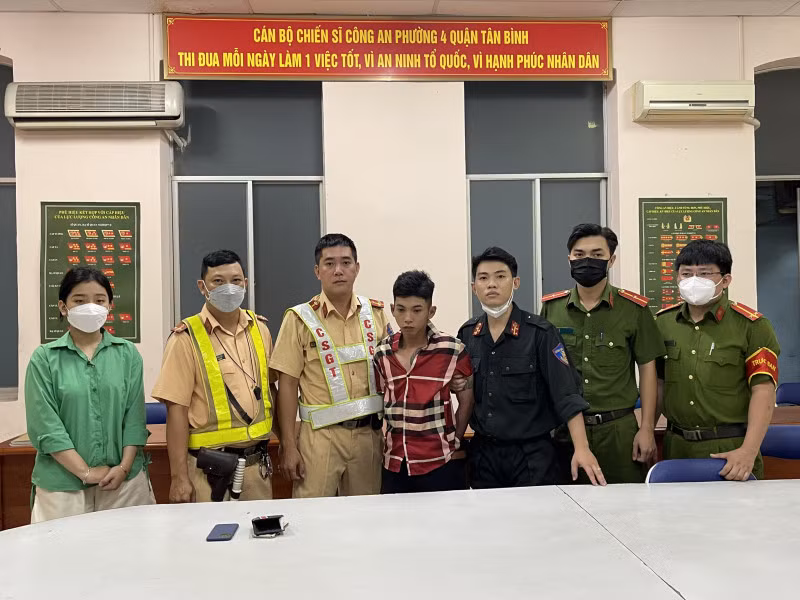 Cảnh sát giao thông bắt giữ đối tượng Thiện và thu tang vật.