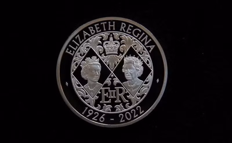 Mặt còn lại của đồng 5 bảng Anh với chân dung của cố Nữ hoàng Elizabeth II. (Ảnh: REUTERS)