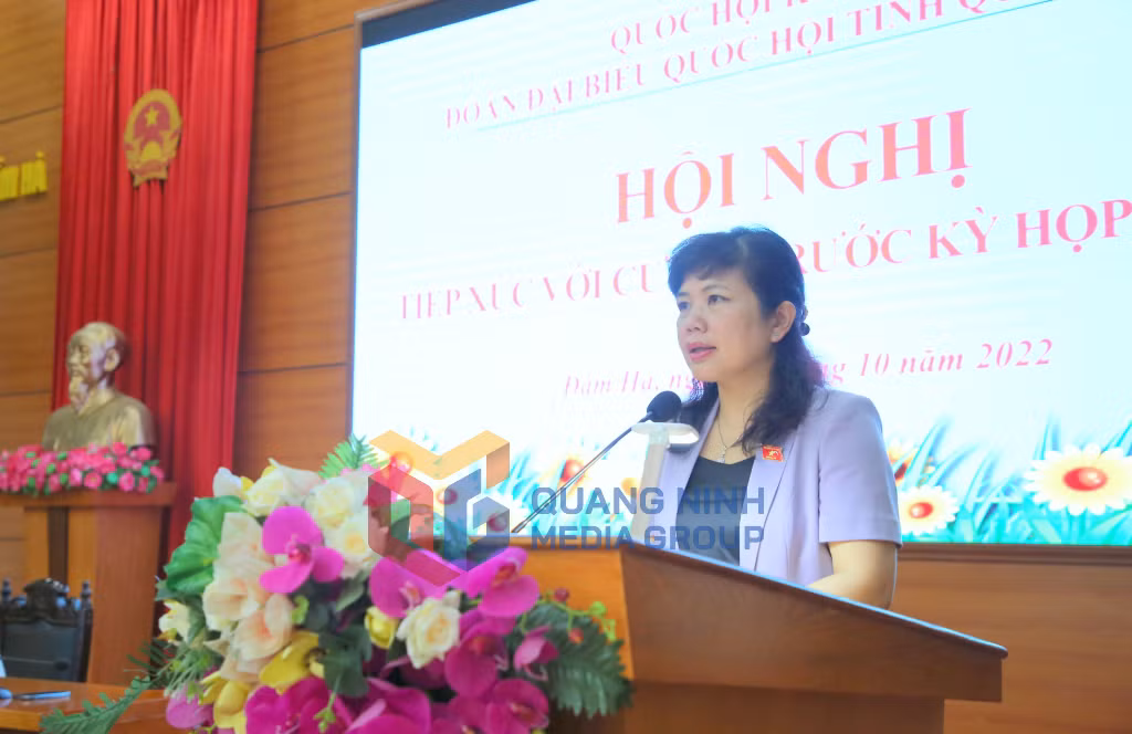 Đồng chí Nguyễn Thị Thu Hà, Phó trưởng Đoàn ĐBQH tỉnh, thông tin nhanh đến cử tri về nội dung, chương trình Kỳ họp thứ 4, Quốc hội khóa XV.
