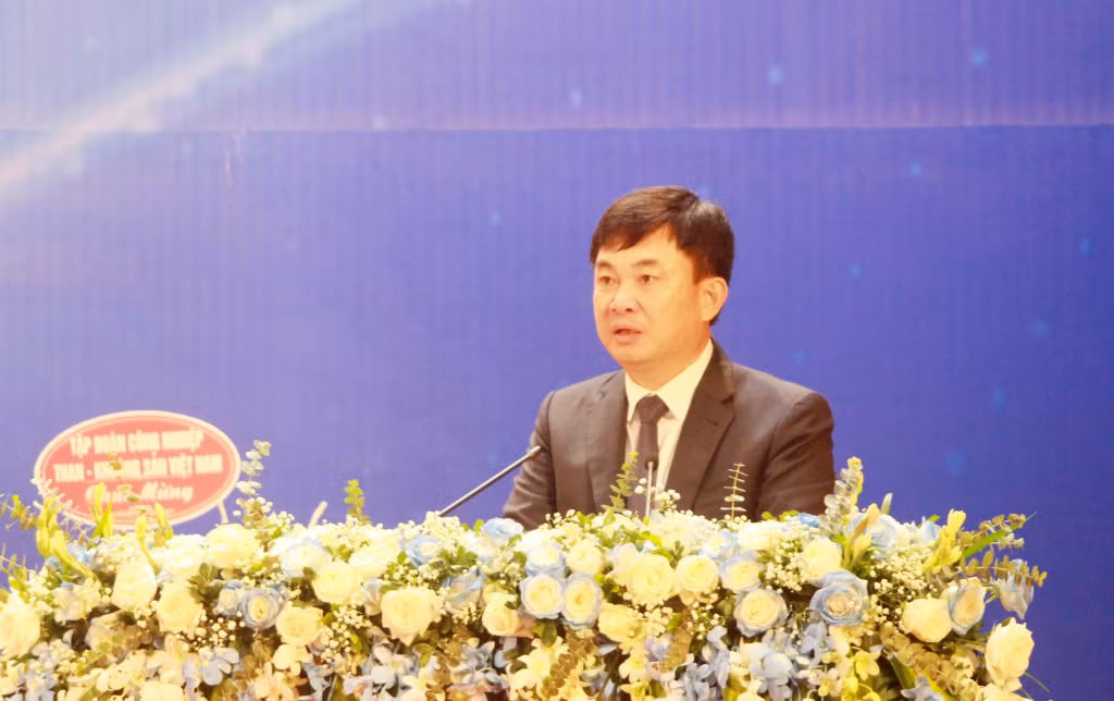 Đồng chí Ngô Hoàng Ngân, Phó Bí thư Thường trực Tỉnh ủy, Trưởng Đoàn ĐBQH tỉnh, phát biểu tại đại hội.