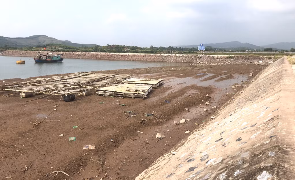 Khu vực được thiết kế để làm nơi neo đậu, sửa chữa tàu thuyền, nhưng không có bậc lên, xuống.