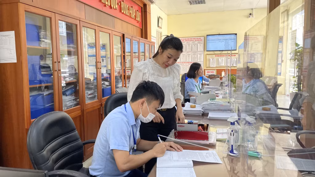 Phó Bí thư Đảng ủy, Chủ tịch Ủy ban MTTQ phường Cẩm Trung (TP Cẩm Phả) Lại Thị Thanh Thảo hướng dẫn công chức Bộ phận tiếp nhận và trả kết quả hiện đại thực hiện nhiệm vụ.