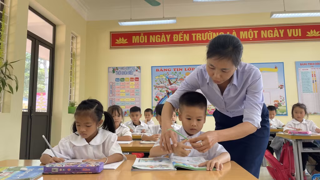 Cô giáo Nguyễn Thị Mai, Trường Tiểu học Đạp Thanh, (xã Đạp Thanh, huyện Ba Chẽ) luôn hết mình với học trò.
