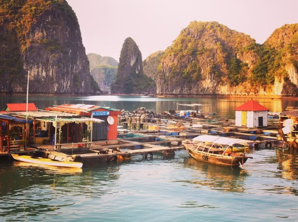 Làng chài Cửa Vạn - điểm nổi danh trên bản đồ du lịch Hạ Long, nằm tại phường Hùng Thắng.