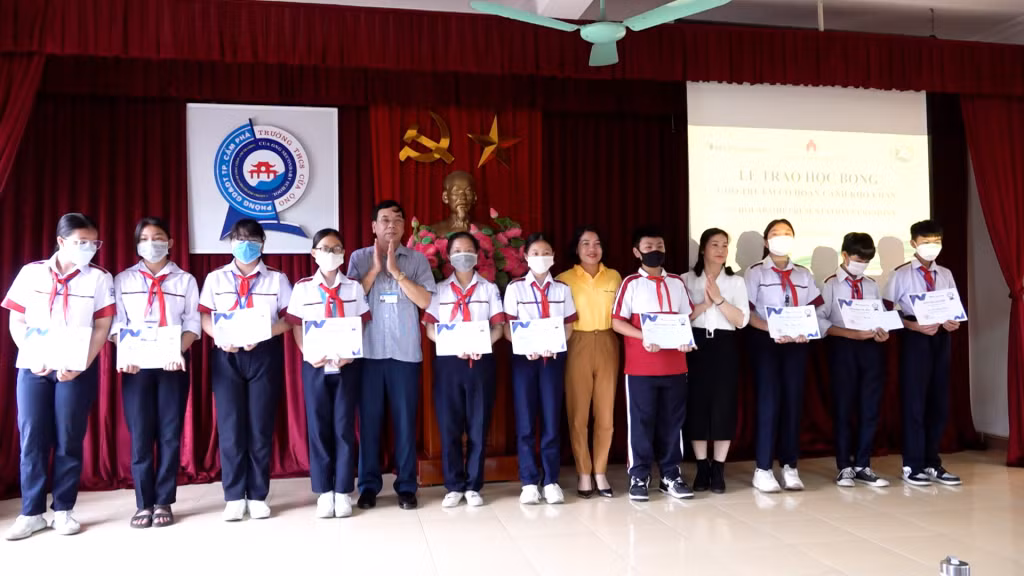 Trao học bổng cho các em học sinh có hoàn cảnh khó khăn trên địa bàn Phường Cửa Ông