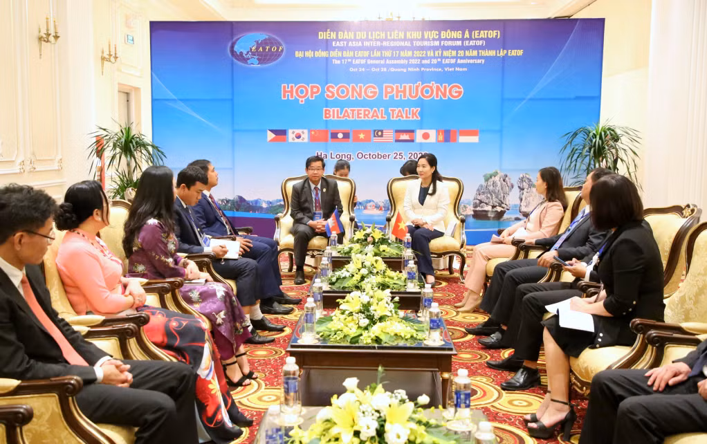 Phó Chủ tịch UBND tỉnh Quảng Ninh Nguyễn Thị Hạnh cùng đại diện lãnh đạo các sở, ngành, địa phương liên quan làm việc với đoàn tỉnh Siem Reap (Campuchia).