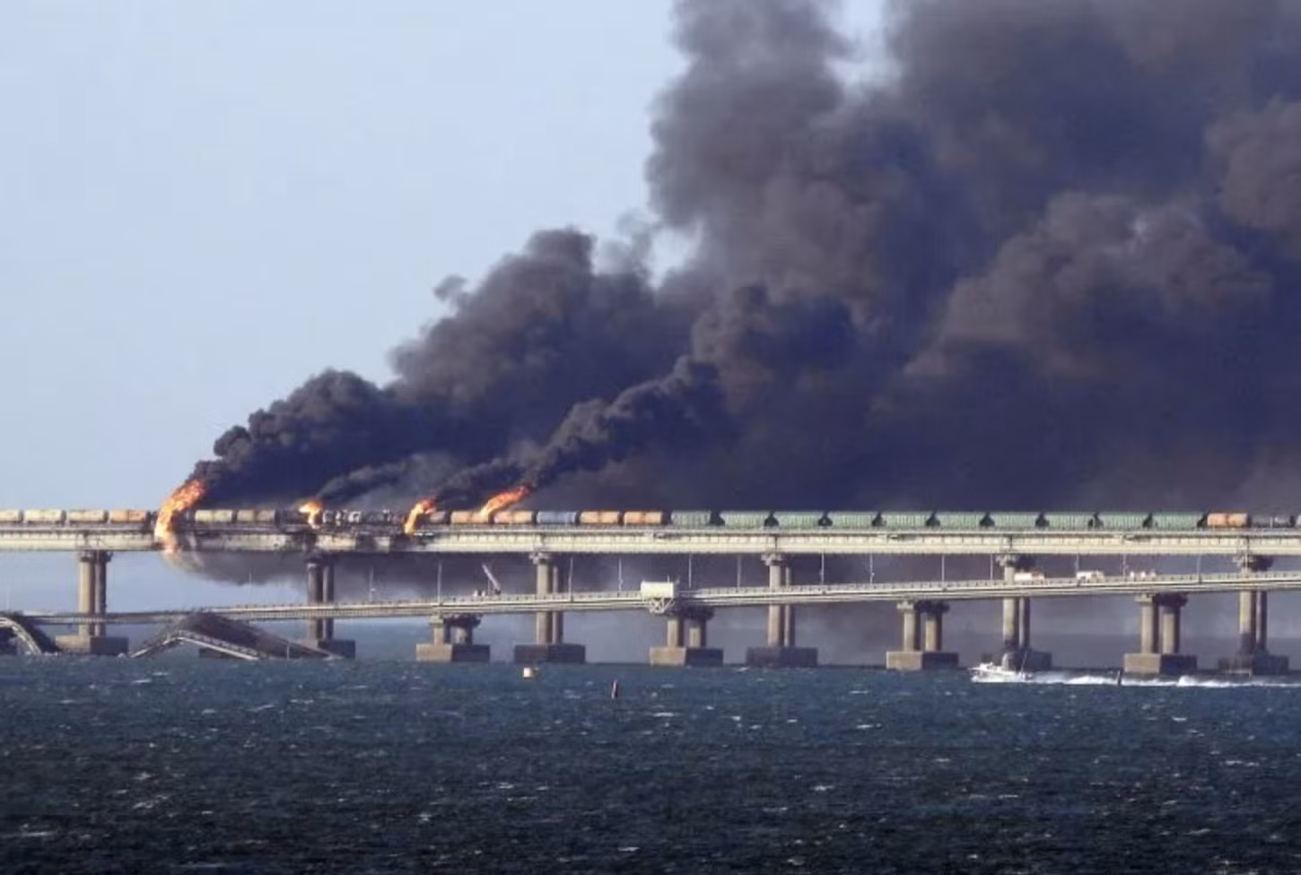 Cầu Crimea bị đánh bom xe tải ngày 9/10.
