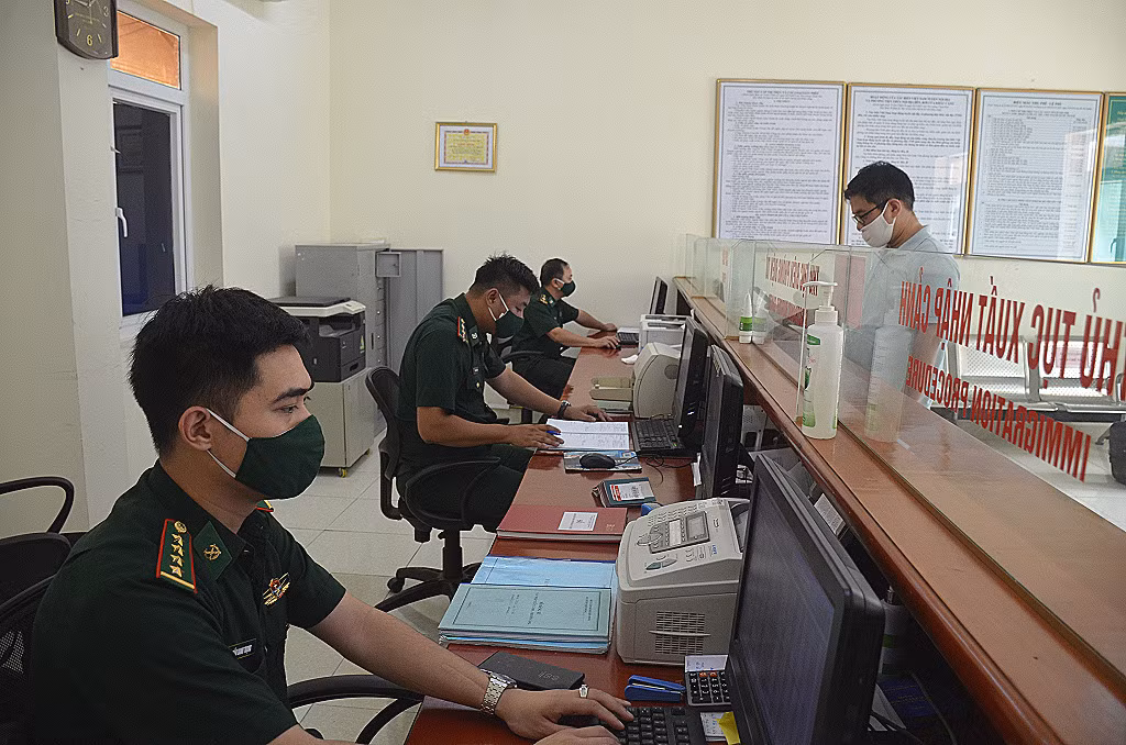 Cán bộ Đồn biên phòng cảng Hoàn Gai giải quyết thủ tục XNC cho tổ chức, cá nhân qua các cửa khẩu cảng.