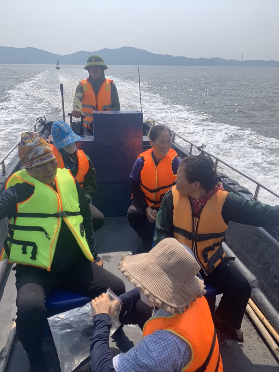 Đồn BP Trà Cổ cứu hộ thành công và đưa 23 ngư dân vào bờ an toàn