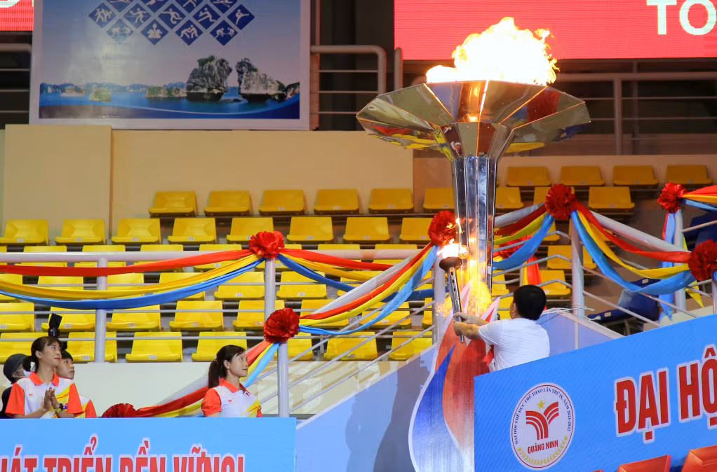 Đồng chí Ngô Hoàng Ngân, Phó Bí thư Thường trực Tỉnh ủy, Trưởng Đoàn ĐBQH tỉnh, nhận đuốc từ đoàn VĐV, thắp sáng đài lửa truyền thống của Đại hội.