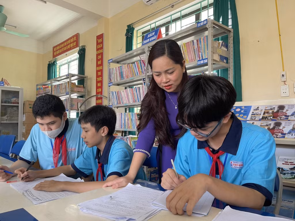 Cô giáo Lê Thị Thu Hà ôn luyện cho đội tuyển môn toán của Trường.