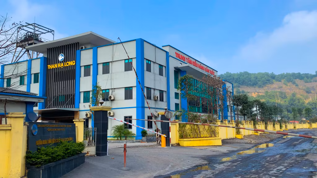 Than Hạ Long nỗ lực phấn đấu thực hiện mục tiêu xây dựng Dự án mỏ hầm lò Khe Chàm II-IV trở thành dự án kiểu mẫu và khai thác than của Tập đoàn Công nghiệp Than - Khoáng sản Việt Nam. 