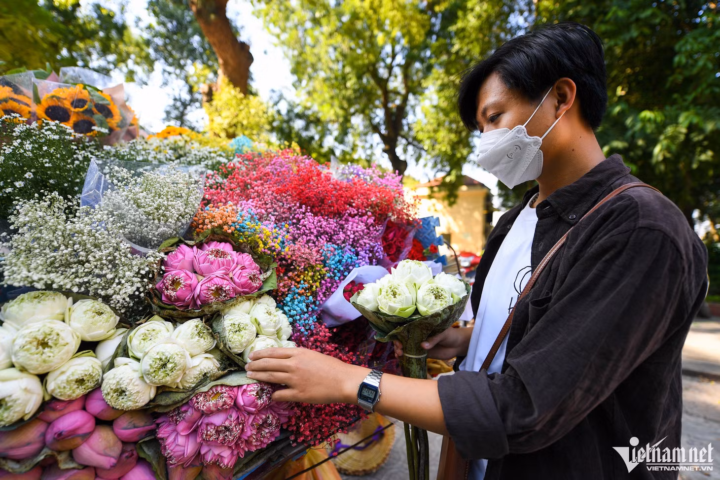 Kiều Thạch Phong lựa chọn một bó hoa sen với giá 70.000 đồng. “Tranh thủ thời tiết mát mẻ tôi và bạn vừa đi ngồi cà phê rồi mua 1-2 bó hoa để chụp ảnh với nắng vàng mùa thu”, Phong nói.