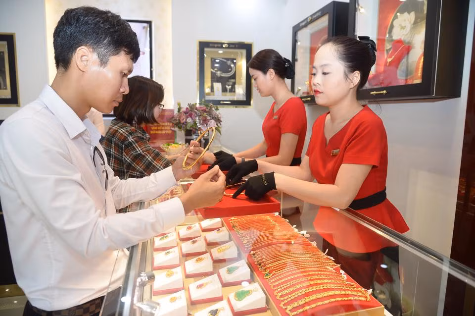 Mua bán vàng tại cửa hàng trên phố Trần Duy Hưng, Hà Nội. Ảnh Phạm Hùng