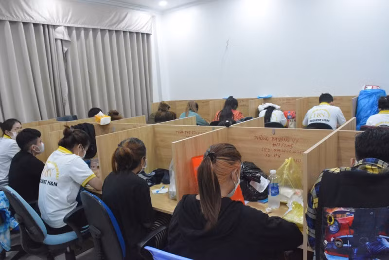 Một số "chuyên viên" tư vấn dẫn dụ khách hàng hiện được cơ quan Công an tạm thời cho thân nhân bảo lãnh, đồng thời tiếp tục điều tra làm rõ hành vi của những người này.