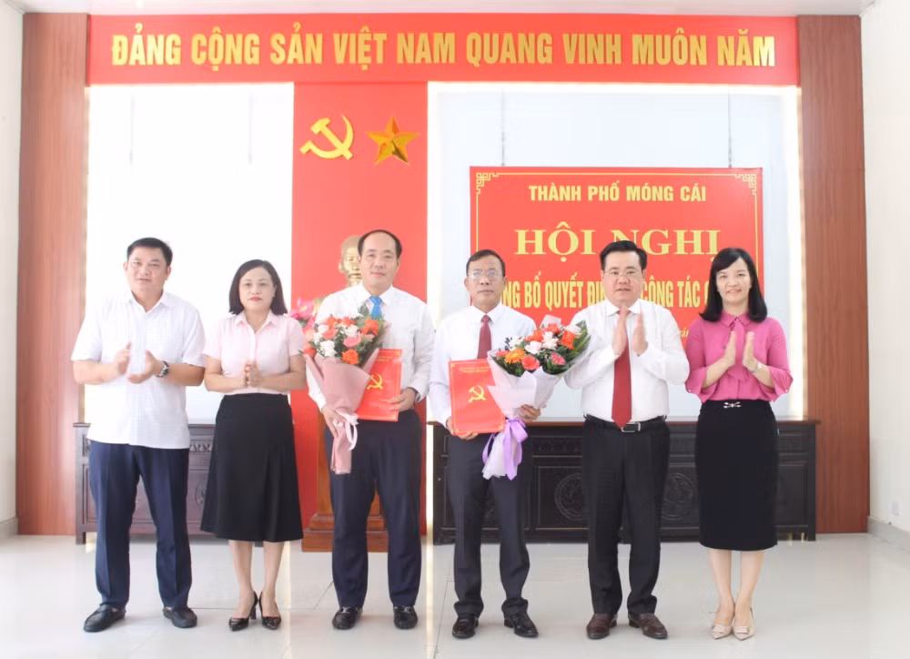 TP Móng Cái công bố các quyết định về công tác cán bộ, tháng 10/2022. Ảnh: Trung tâm TH&VH Móng Cái.