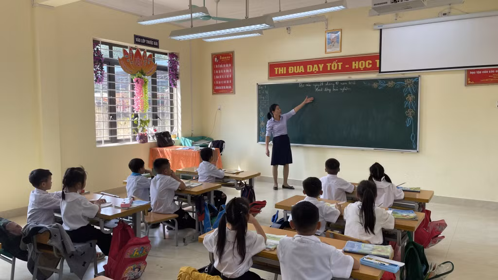 Cô giáo Nguyễn Thị Mai đã có 25 năm công tác tại xã Đạp Thanh.