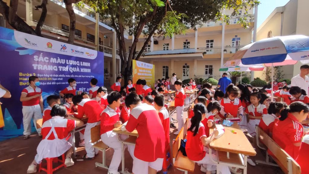 Chương trình "Ngày hội sắc màu" thu hút sự tham gia nhiệt tình của các em thiếu nhi.