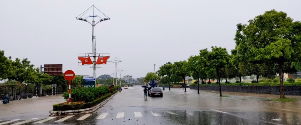 Đại lộ Hòa Bình (Đối diện Quảng trường Móng Cái) bị ngập úng cục bộ sáng ngày 1/10 khiến các phương tiện giao thông qua khu vực này gặp khó khăn.